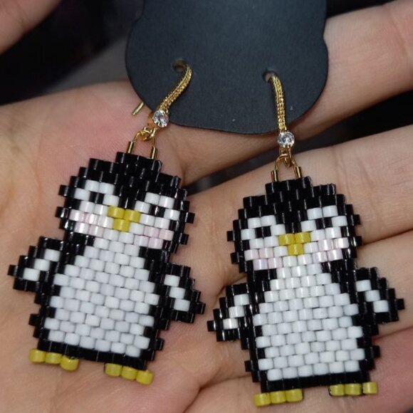 ❄️🐧 Adorable Beaded Penguin Earrings 🐧❄️ 18K Gold Plated Hooks - Picture 1 of 7